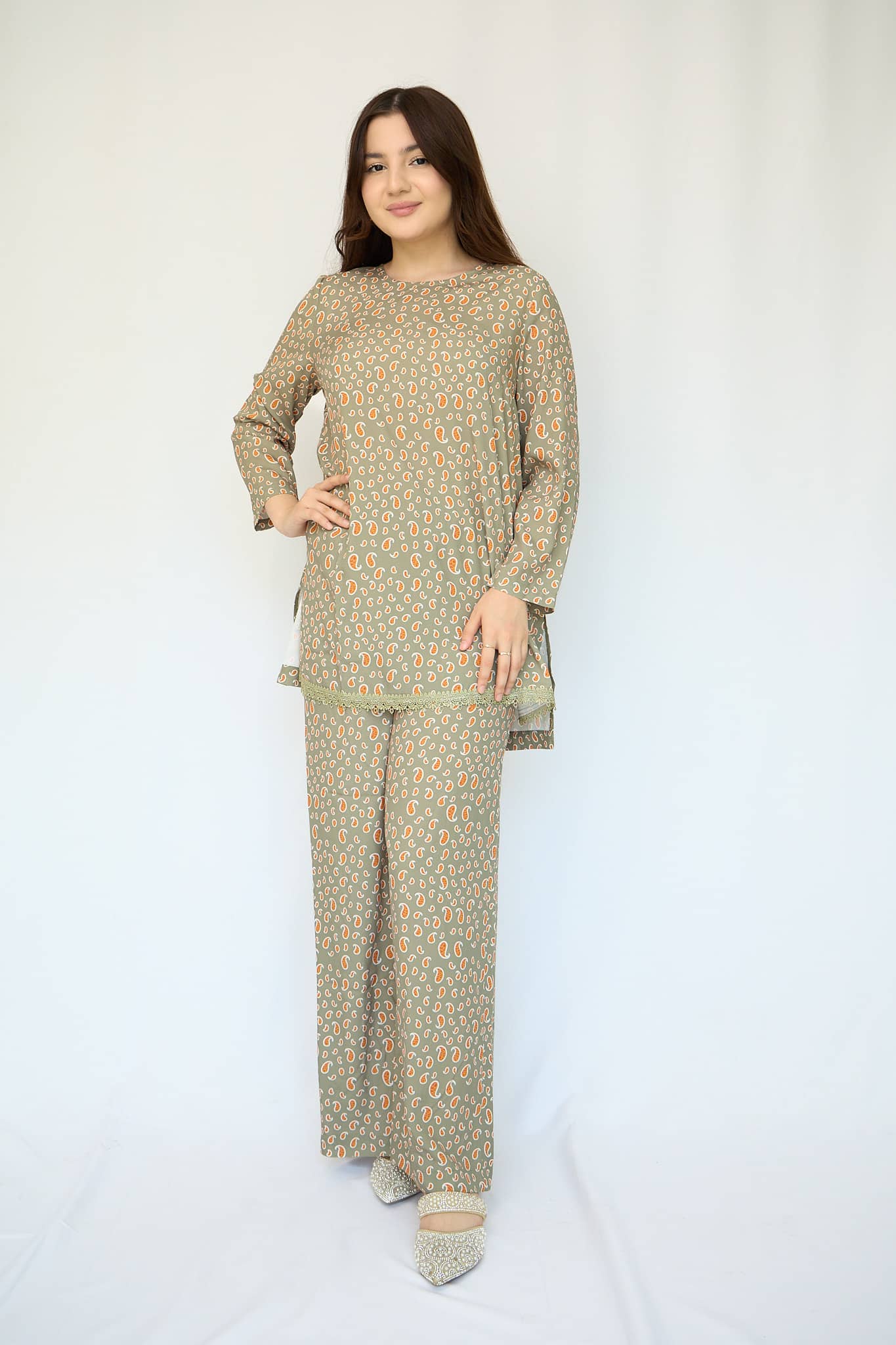 Nilufar — kulrang-jigar (uzun yeng)